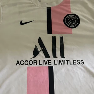 🩷Psg tröja🩷 - Tröjan är i nyskick, och passar dig om du är mellan storlekarna S-XL  Hör av dig vid fler frågor🩷 