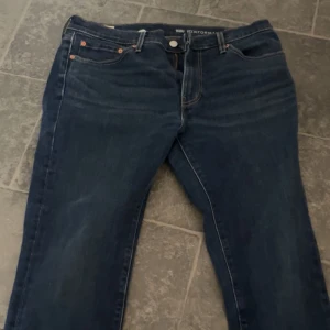 Levi’s jeans - Blåa Levis jeans som nästan aldrig är använda, skick: 10/10, storlek: W:33 L:32
