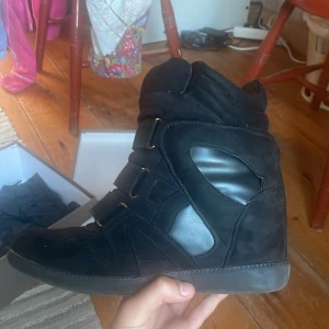 Kilklackar - Säljer dessa superfina isabel marant LIKNANDE‼️ kilcklackarna i mocka, dom är sparsamt använda och i  storlek 40❤️ PRIS GÅR ATT DISKUTERA 