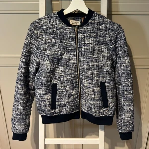 Bomberjacka  - Jättefin bomberjacka som jag köpte på Plick men va för liten tyvärr💞 inga skador, skriv för fler bilder🤩 köpte för 595 kr🥰