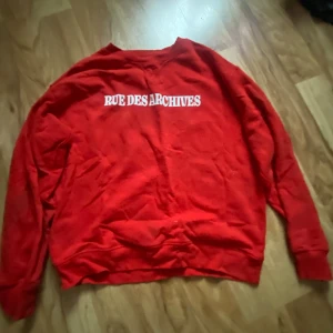 Sweatshirt  - Röd sweatshirt från HM. Står S på lappen men passar M och kanske L också. Bara använd på jul och i nyskick utöver det.