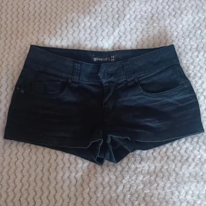 Svarta shorts - Svarta shorts i storlek 32 från Gina Tricot. Knappt använda.