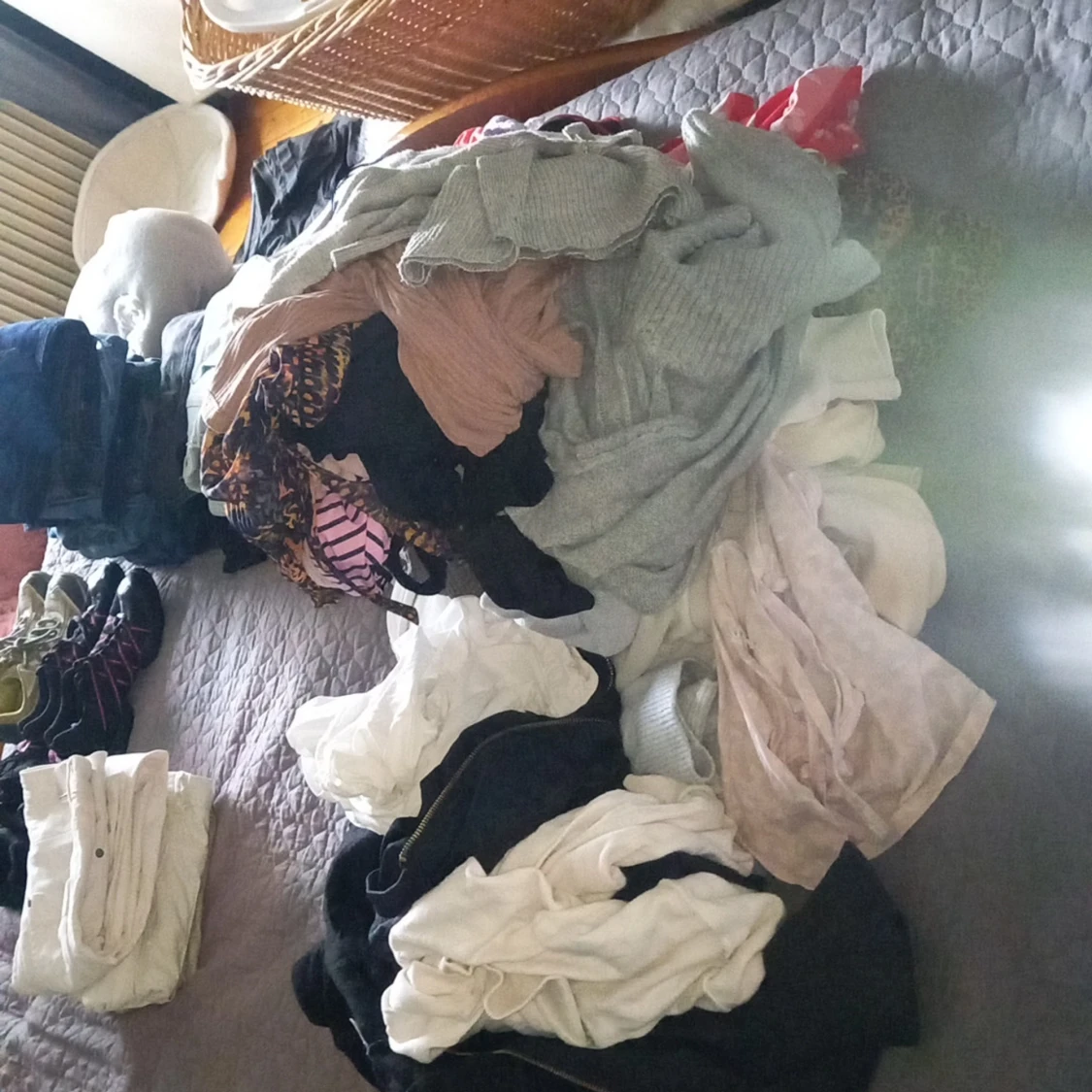 Blandad hög 400 kr storlekar xs s M  alla jeans tillsammans 380 kr srorlekar xs s  skor 20 kr sryck storlek 36 37 38 - 92