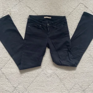 Jeans  - Säljer dessa jeans från Levis, lågmidjade och bootcut🩵🩵 Är 1,67 