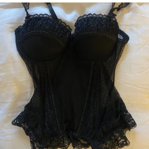 Korsett/topp - Säljer denna fina spets-korsett toppen. Aldrig använd av mig men använd ett fåtalgånger av tidigare ägaren. Fästen på ryggen i tre olika lägen för vad som önskas!! push up i bh-n! Skulle säga att de är en C kupa ungefär. Svarar snabbt vid frågor!💓