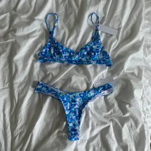 Storlek S. Oanvänd bikini från Bright Swimwear i färgen Aqua Floral. Bikinin är i modellen Bali Top och Bali Bottom. Nypris 942 kr. Säljes då jag köpte fel storlek. Möts upp i Lund eller skickas via post. Betala via Swish.