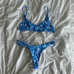 Bright Swimwear bikini - Storlek S. Oanvänd bikini från Bright Swimwear i färgen Aqua Floral. Bikinin är i modellen Bali Top och Bali Bottom. Nypris 942 kr. Säljes då jag köpte fel storlek. Möts upp i Lund eller skickas via post. Betala via Swish.