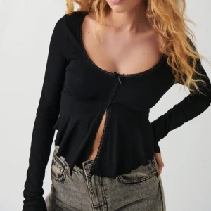 Lace detail top - Topp från gina. kommer inte till användning, bra skick💞