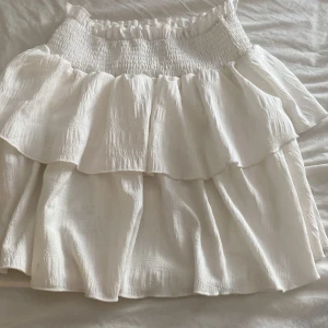 Vit kjol  - Puffig, vit och bra skick, passar inte så bra på mig dp jag vill sälja den. 