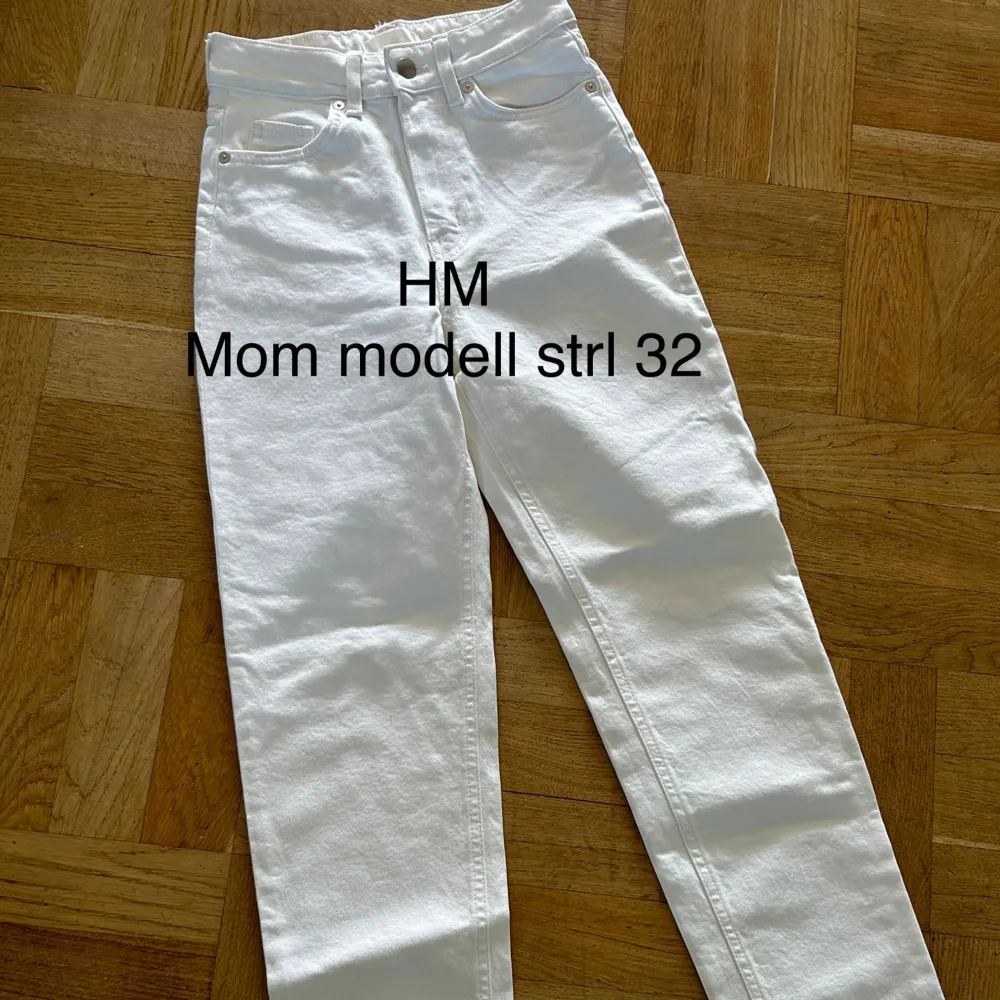 Jeans vita från HM strl 32  Mom modell i fint skick (använda en gång). Jeans & Byxor.