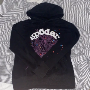 Spider Hoodie - En as fet Spider Hoodie. Den är skit hårig för min katt la sig på den men de fixar jag. Den e bra i skicket och storleken är S men sitter väl som en M också. Är 180 o den sitter väl rätt så bra i längden. Kanske lite åt de korta hållet.