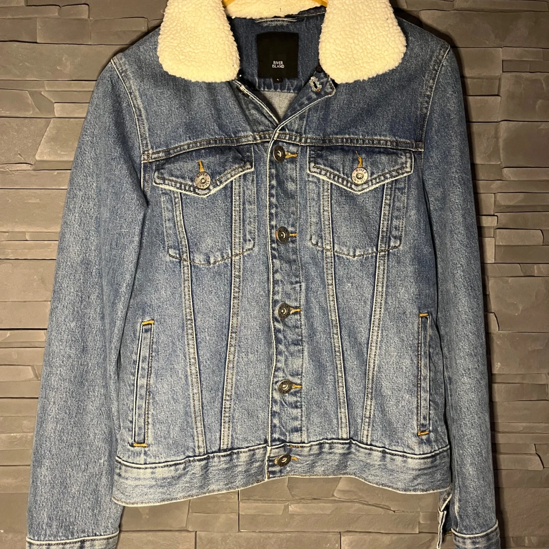 Blå jeansjacka med pälsfoder