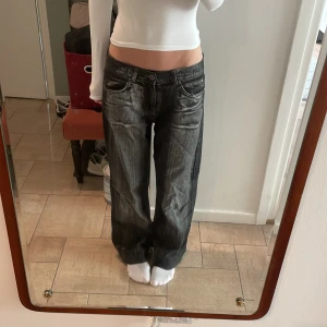 Baggy gråsvarta jeans - Jättesnygga baggy jeans från cross jeans. Midjemått är 39cm och innerbenslängd är 67cm. Har dock sytt upp dom så innerbenslängden kan bli 6cm längre. Bra skick. Skriv för fler bilder eller om du har frågor, använd gärna köp nu💕