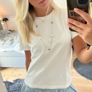 Otroligt fint halsband med pärlor😍 - Säljer detta superfina halsband med pärlor på i silver🤍köpt här på Plick men är helt oanvänt av mig!