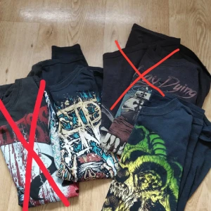 T-shirts - Svarta oversized t-shirts med tryck. Använt skick men det är snyggt på såna här tröjor! Har enskilda annonser för alla tröjor.  49 kr/st!❤️