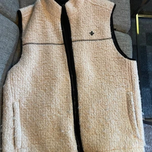 Morris väst - Säljer denna riktigt fina Morris väst!