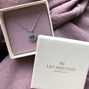 Lily and Rose halsband  - De är helt nytt  Silver med grå/ljusblå mitt Sten och vita Swarovski kristaller runt om  