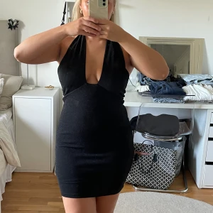 Festklänning - Säljer denna klänning då jag inte använder den längre! Inga defekter! Vid intresse, skriv om ni vill ha fler bilder!  