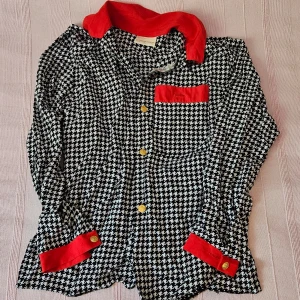 Rutig skjorta  - Svart vit röd guld skjorta. Kom inte till användning. Står st 40. Passar st 36 och 38. Medium. Mjuk. Möts i Göteborg. 60kr. Dorothy perkins