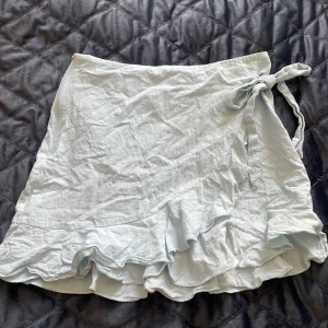 Ljusblå kjol - Jättefin ljusblå kjol med knyte i storlek M. Vill man ha den mer low-waist passar den en s eller xs. Kjolen är från SHEIN och är bökigt bekväm.