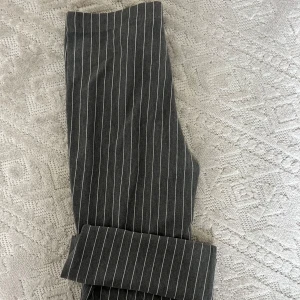 Randiga byxor  - Fina och bekväma randiga byxor. Köpta från H&M för två år sedan och skulle säga att dom är väl använda. Jag har klippt dom själv längst ner men de är fortfarande långa. Jag är 160 ish och dom är lite längre än de. 