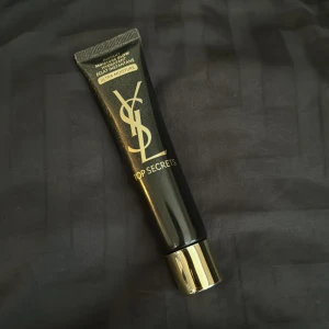 Ysl primer  - Använde enbart två gånger. Yves Saint Laurent  Top Secret Instant Moisture Glow Primer. Kostar 675 men säljs för 250kr