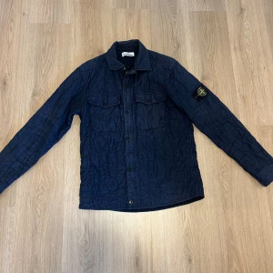 Stone island  - Stone island overshirt skick 8/10 spår av användning kan finnas Fick i presenterat så vet ej ny priset men den ligger på ca 2800 Köparen står för frakten 📦  Skriv privat för frågor 👍🏻 