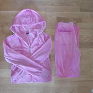 Mjukis sett - Ett mjukis sett från Gina Tricot  (Använd) Det vanligt priset kostar 600 kr 