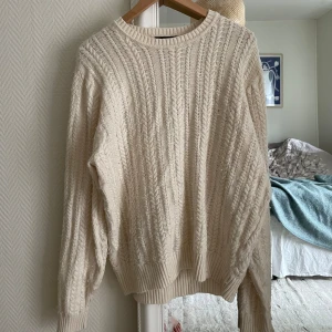 Vit stickad tröja - Fin stickad tröja från Dressman. Köpt second hand! Har lite noppor och en liten rosa fläck i nacken men inget som syns mycket. 