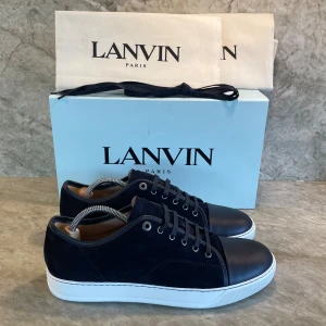 Lanvin skor - Säljer nu dessa mörkblåa lanvins i storlek 44 / 10uk 🔵| Skorna är helt nya och aldrig använda 🔵| Med skorna medkommer box, två dustbags och extra laces 🔵| Hör av er vid fler frågor eller funderingar 🔵|