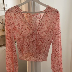 Blommig topp - Nästintill oanvänd topp! Superfin! Nypris 179!