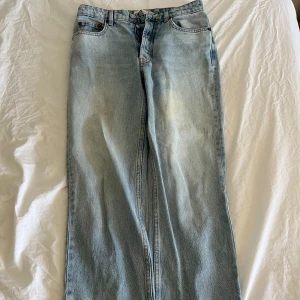 Zara blå jeans - Ljusblåa raka jeans från zara med medhölmidja/vanlig midja i storlek 36.Fin färg och passar med allt. Bekväma och snygga