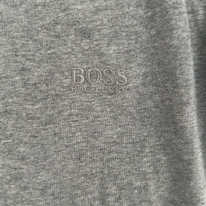 För sommaren  - En grå t-shirt hugo boss i storlek S som är för perfekt för  sommaren helt oanvänd och inga skador alls 