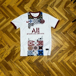 Psg fotbollströja(exlusive - Fråga om de är nåt