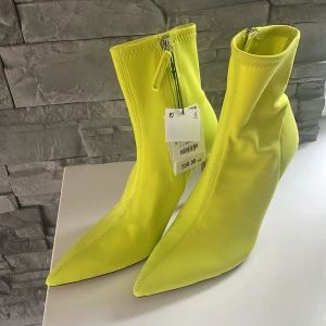Pumps från Zara - Helt nya stövletter från Zara. 