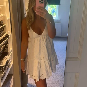 Klänning  - Säljer denna helt slutsålda klänningen ifrån Zara i storlek M men passar även som en S. Den har justerbara band i ryggen så kan anpassas efter person. Använd fåtal gånger och den är i en fint skick! Säljer för 370 kr! ❣️