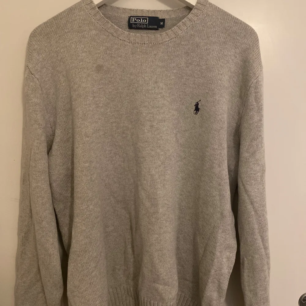 Ska nu sälja min grå Ralph lauren crewneck då jag slutat använda den. Ända defekten ser man på första bilden annars är tröjan i bra skick! Kom priv vid frågor!. Tröjor & Koftor.