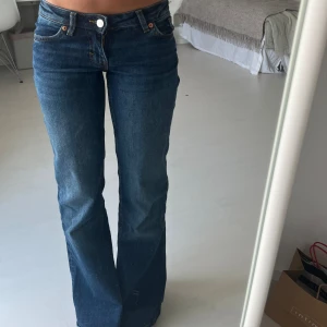 Low waist jeans - Säljer mina low waist monki jeans i storlek 24💕 Knappt använda! Skriv om ni har några frågor💕