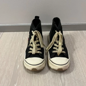 Zara svarta skor  - Använd bara några gånger. Dom är lite smutsiga. Passar perfekt till hösten, storlek 32.