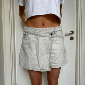 Kjol - Grå jeanskjol med shorts! 