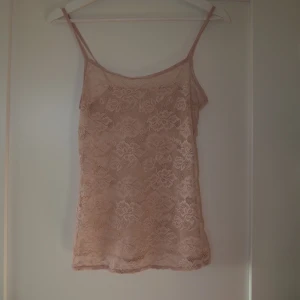 Rosa spetslinne - Som man på bilderna är den ganska genomskinlig men jättesöt ändå!🫶