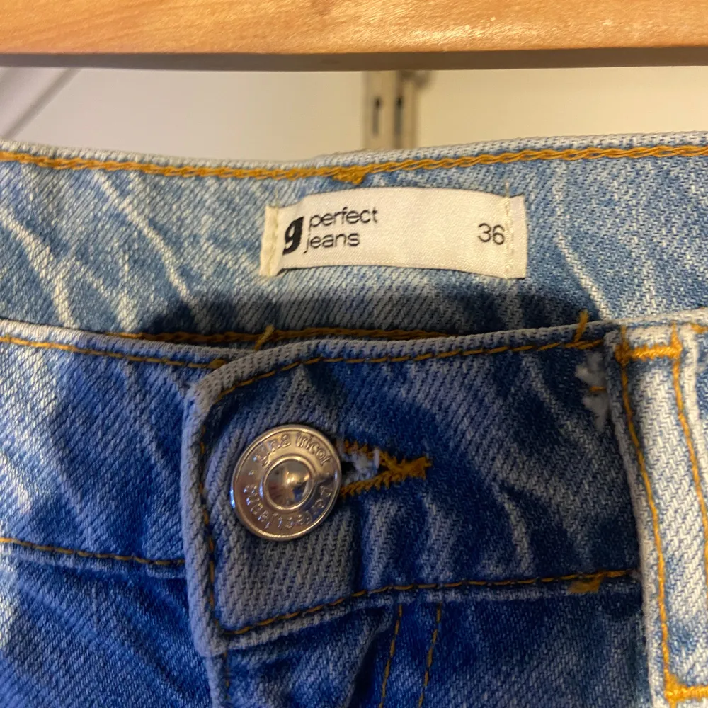 Jeans från Gina Tricot i storlek 36. De är lågmidjade & har raka ben. Använda 1-2 ggr så de är i mycket bra skick. Har spretat upp sömmen längst ner på benen för att få dem ngn cm längre. . Jeans & Byxor.