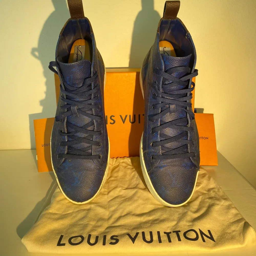 Hej, säljer ett par snygga fräscha Louis Vuitton High-top sneakers med det klassiska mönstret. Använda en del men i dugligt skick. Strl 43. Nypris över 10k. Stilrena, bekväma & klassiska som går perfekt i alla lägen. Pris kan diskuteras. Hörs i DM! . Skor.