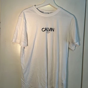 T shirt - Calvin Klein t shirt herr modell. Storlek M