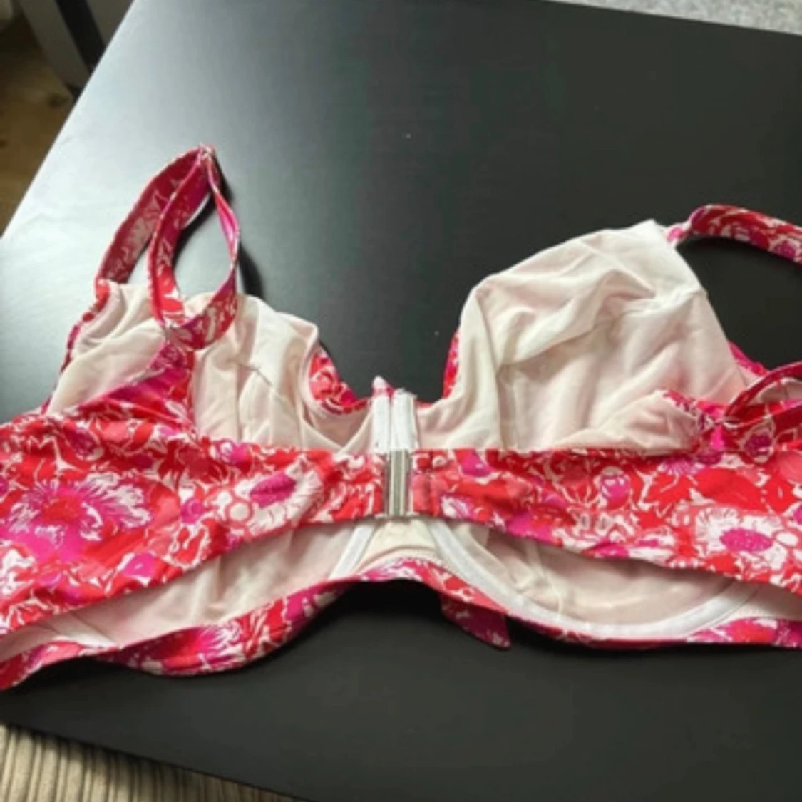 Röd och vit blommig bikiniöverdel från Ellos - 91