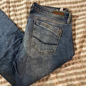 Jeans från cross Stretchig  Låg midja och lite utsvängda 