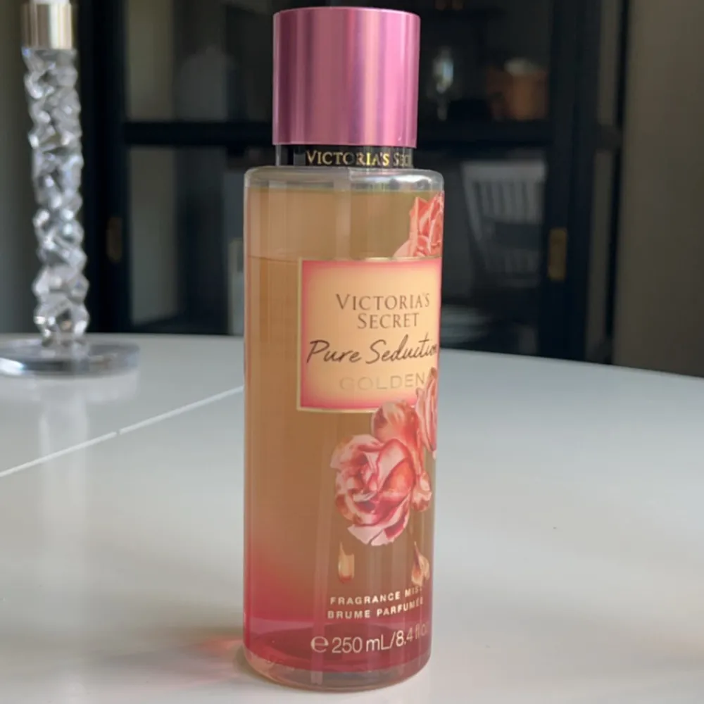 victoria secret pure seduction parfym, använd några gånger och nästan hela kvar!! <3. Parfym.