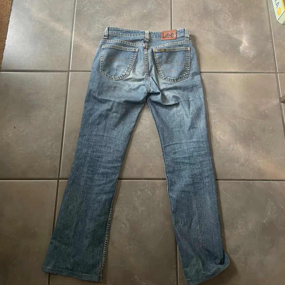 Mått:midja rakt över 38cm Hela byxan 100cm Innerbenslängd 76cm Ej återköp PRIS KAN DISKUTERAS. Jeans & Byxor.