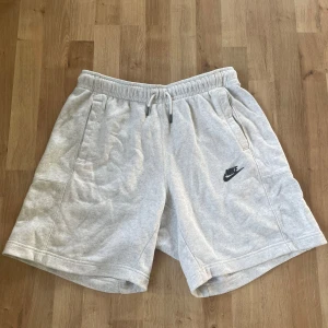 Nike Shorts  - Säljer nu ett par riktigt goa Nike shorts perfekt nu på sommaren! Hör av dig om du har några funderingar!