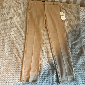 Byxor- zara basic - Byxor från zara storlek 34, helt nya. 